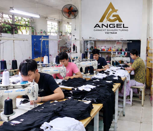 Nhân viên ANGEL may trang phục thể thao tại xưởng.