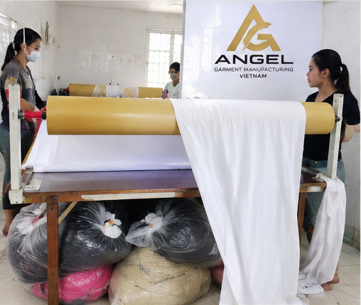 About ANGEL Nhân viên ANGEL chuẩn bị vải và nguyên liệu cho sản xuất.
