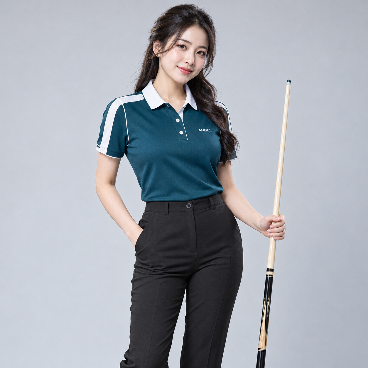 Bida ANGEL Áo polo bida nữ xanh cổ vịt phối cổ trắng, sọc trắng ở vai và viền tay, kết hợp quần đen.