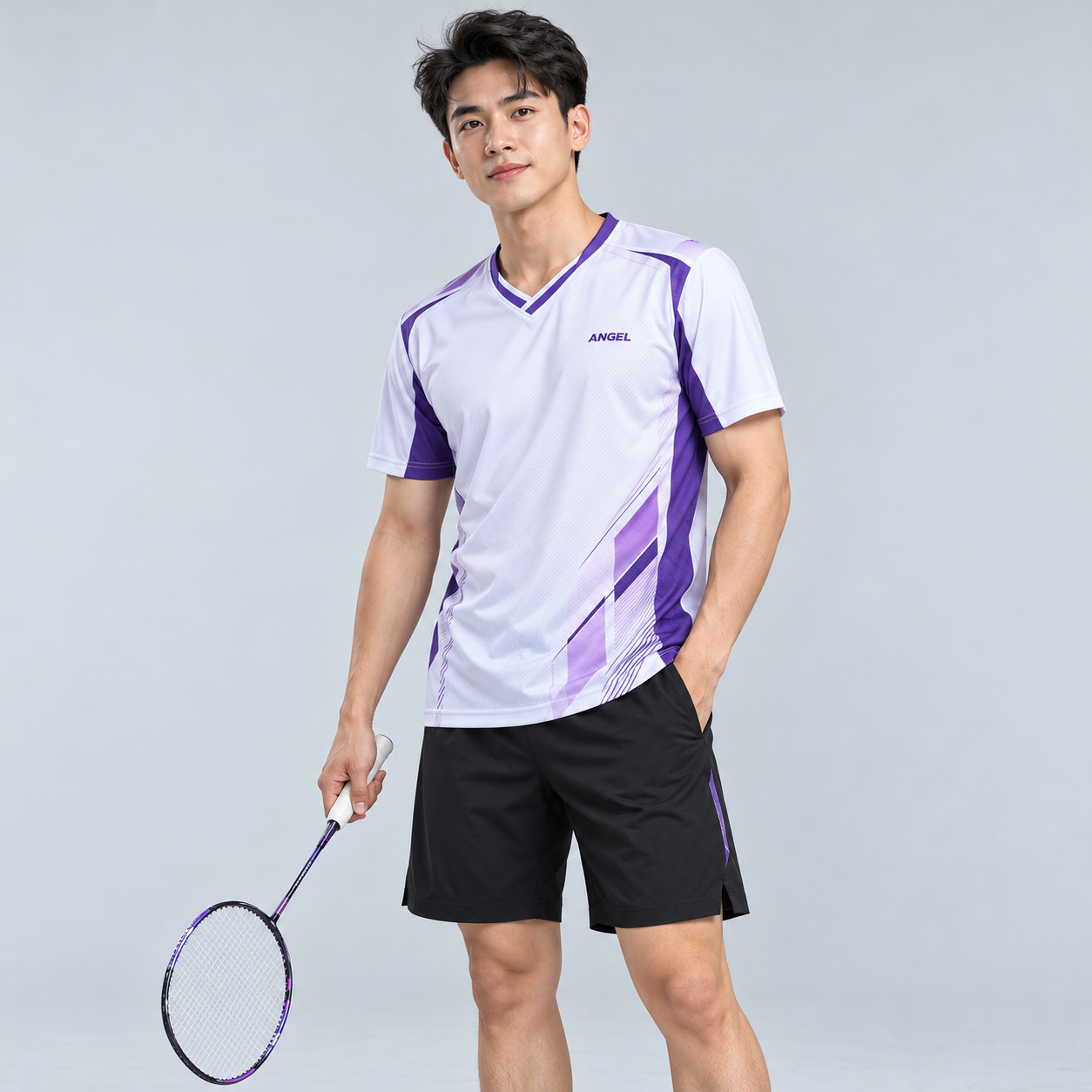 Cầu lông ANGEL Áo cầu lông nam trắng phối tím ở cổ và sườn, kết hợp quần short đen.