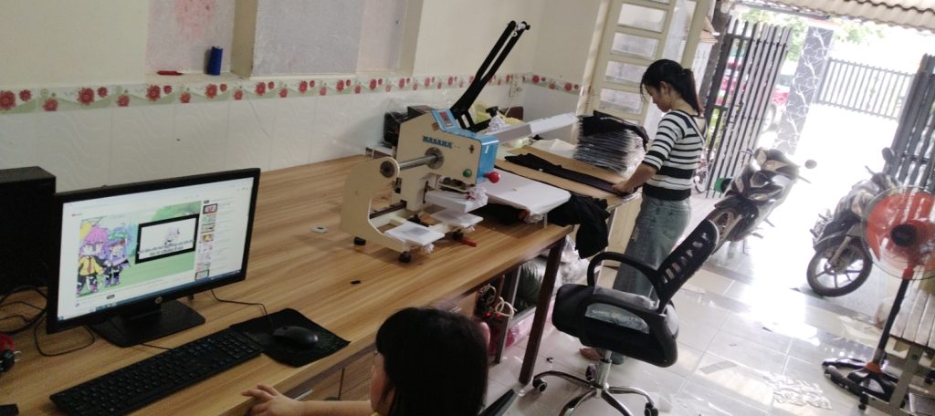 Những mảnh ghép quê hương hội tụ nơi xưởng may Không gian làm việc trong xưởng may với máy công nghiệp và người chuẩn bị sản phẩm